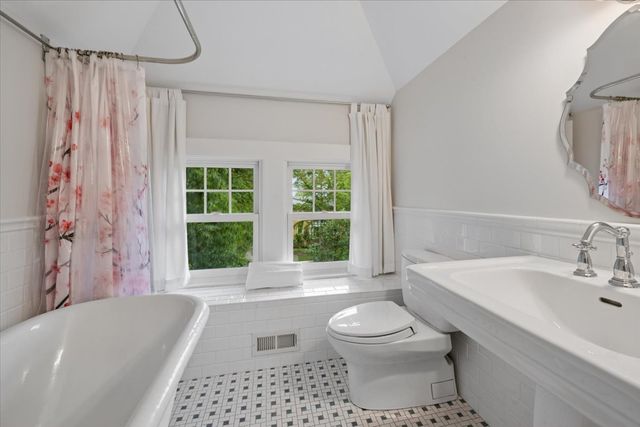 1141 Sheridan Road, Wilmette, IL 60091