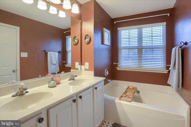 1435 WANDA DR, Hanover, PA 17331