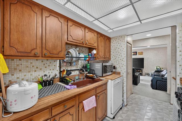 33879 Brookshire Drive, Sterling Heights, MI 48312