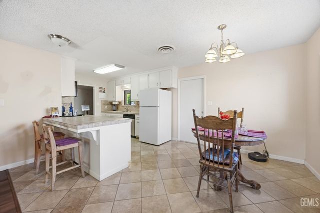 2405 Cheshire Drive, Bakersfield, CA 93309