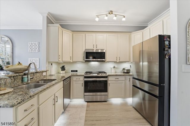 612 Lopez Ln, Morris Plains Boro, NJ 07950