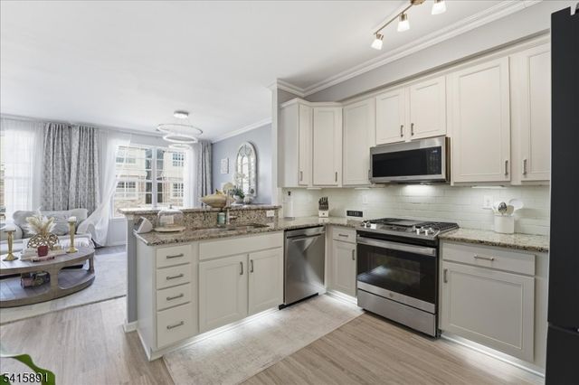 612 Lopez Ln, Morris Plains Boro, NJ 07950