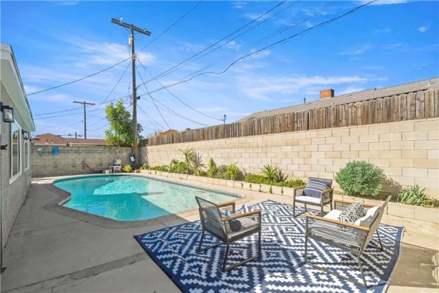 14519 Dyer, Sylmar, CA 91342