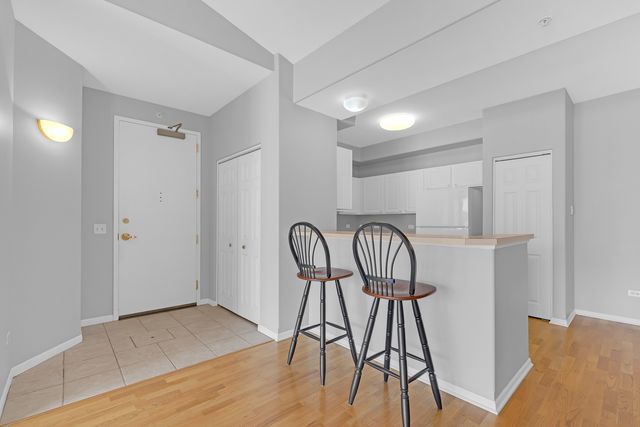 1731 Pavilion Way 505, Park Ridge, IL 60068