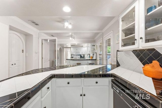 425 N Riverview Dr, Boise, ID 83712