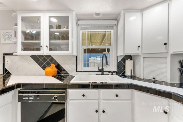 425 N Riverview Dr, Boise, ID 83712