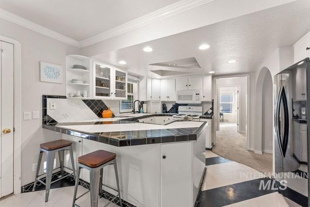 425 N Riverview Dr, Boise, ID 83712