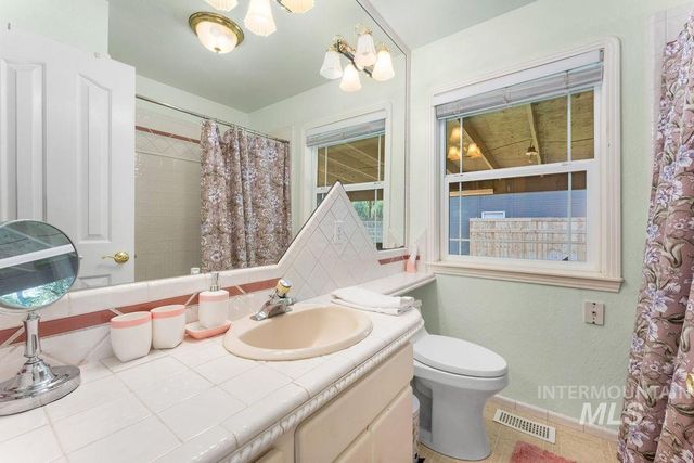425 N Riverview Dr, Boise, ID 83712