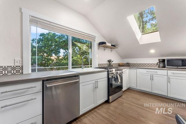 425 N Riverview Dr, Boise, ID 83712