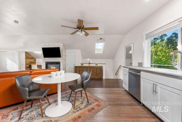 425 N Riverview Dr, Boise, ID 83712