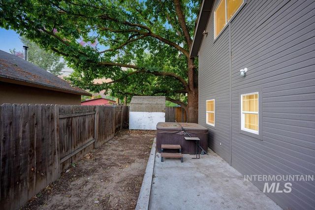 425 N Riverview Dr, Boise, ID 83712