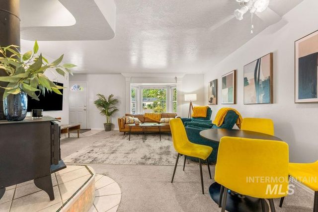 425 N Riverview Dr, Boise, ID 83712