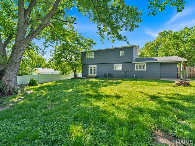 821 Laurel Lane, St Charles, MO 63301