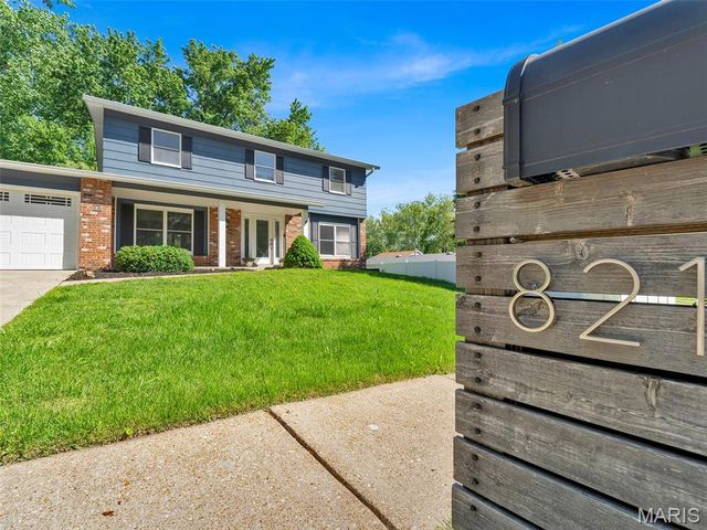 821 Laurel Lane, St Charles, MO 63301