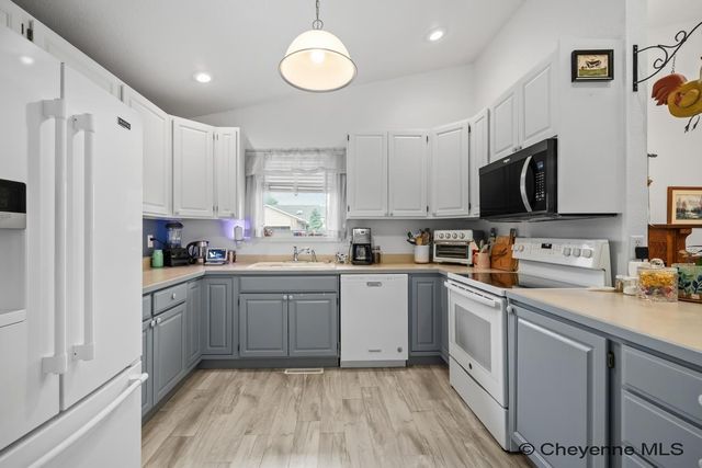3802 VILLAGE VIEW LN, Cheyenne, WY 82009