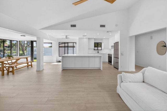 233 SW 28th Avenue, Delray Beach, FL 33445