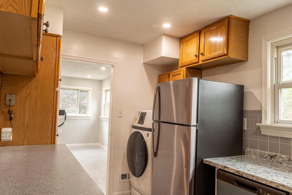 Image 16 of property listing at 9907 WOODLAND DR, Silver Spring, MD 20902