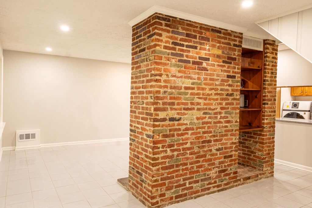 Image 18 of property listing at 9907 WOODLAND DR, Silver Spring, MD 20902