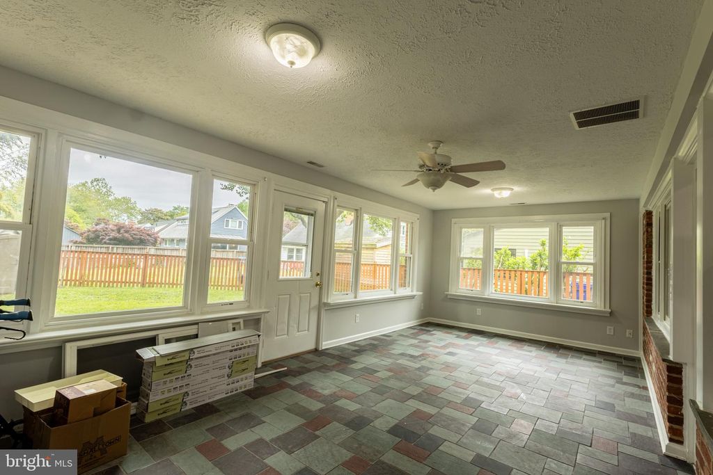 Image 4 of property listing at 9907 WOODLAND DR, Silver Spring, MD 20902