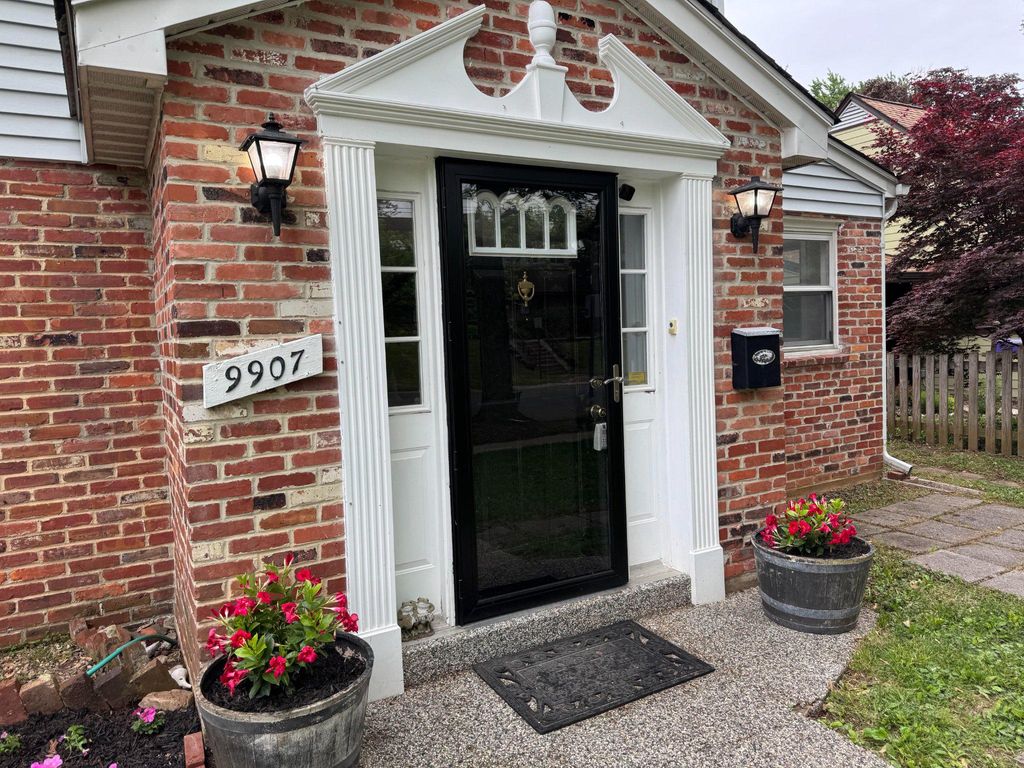 Image 7 of property listing at 9907 WOODLAND DR, Silver Spring, MD 20902