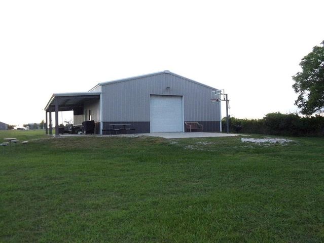 1114 Creekside Lane, Weimar, TX 78962