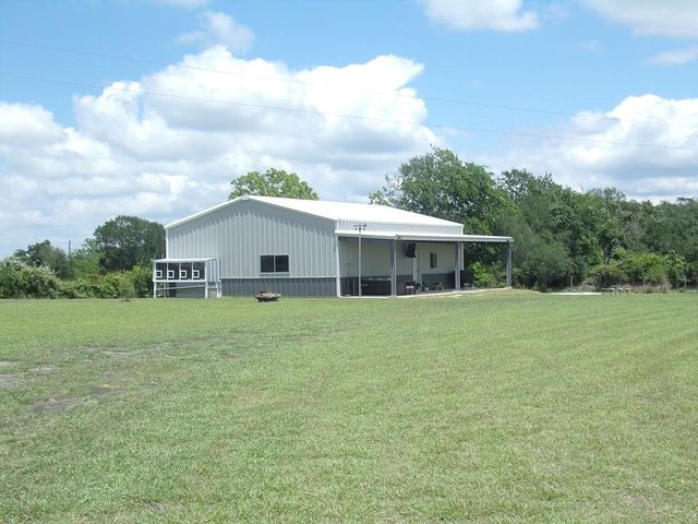 1114 Creekside Lane, Weimar, TX 78962