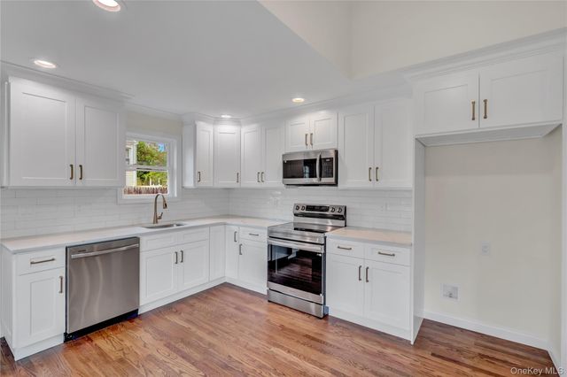 15 Glenwood Lane, Huntington, NY 11743
