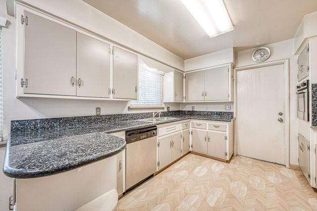1685 W San Ramon Avenue, Fresno, CA 93711