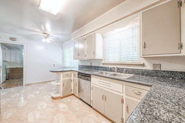 1685 W San Ramon Avenue, Fresno, CA 93711