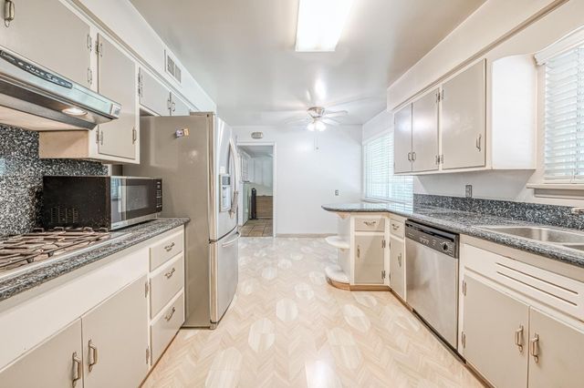 1685 W San Ramon Avenue, Fresno, CA 93711