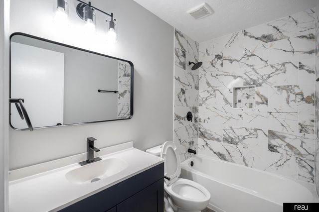 1002 Cumberland Court, Papillion, NE 68046