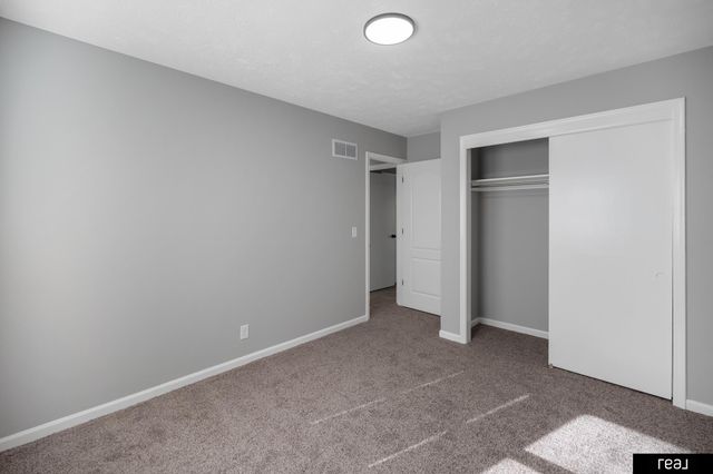 1002 Cumberland Court, Papillion, NE 68046