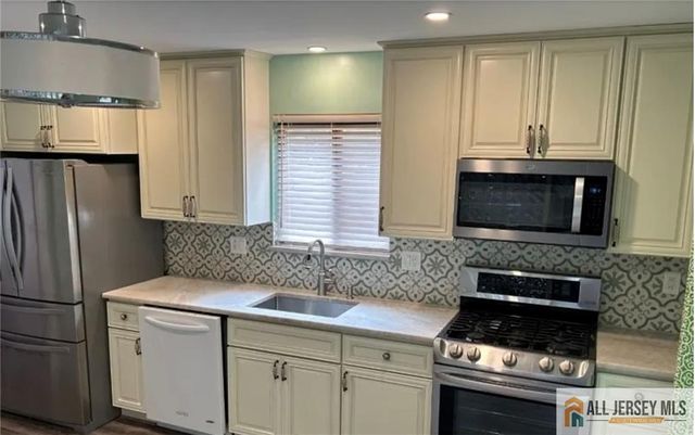 21 Woodhill Street 140, Somerset, NJ 08873