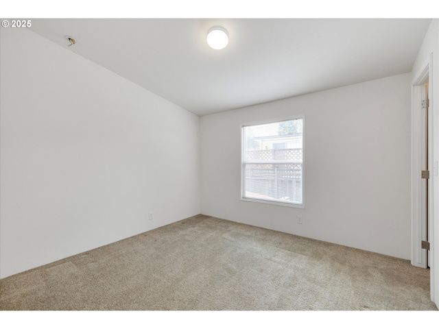 21100 Ne SANDY Blvd 39, Fairview, OR 97024