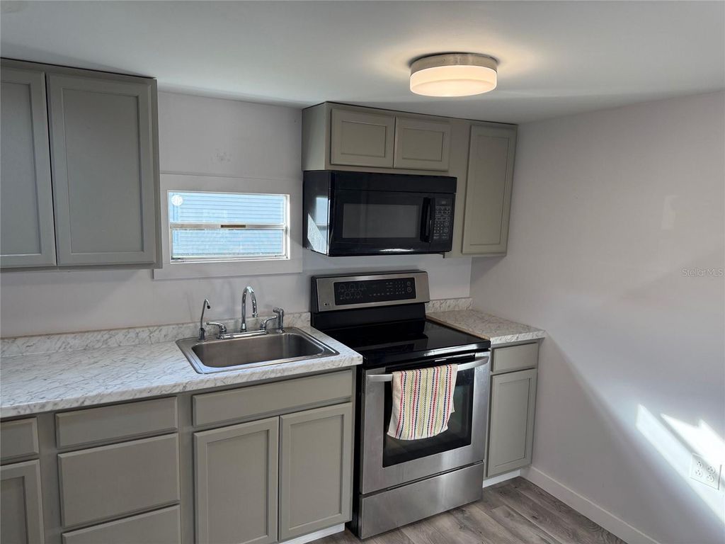 Image 4 of property listing at 6240 CONNECTICUT STREET, Zephyrhills, FL 33542