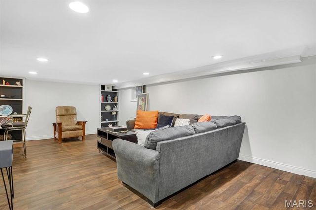 5533 Rosa Avenue, St Louis, MO 63109
