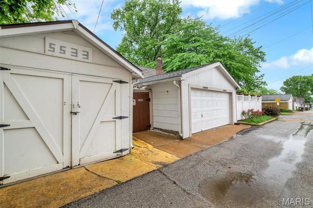 5533 Rosa Avenue, St Louis, MO 63109