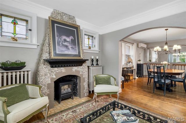 5533 Rosa Avenue, St Louis, MO 63109