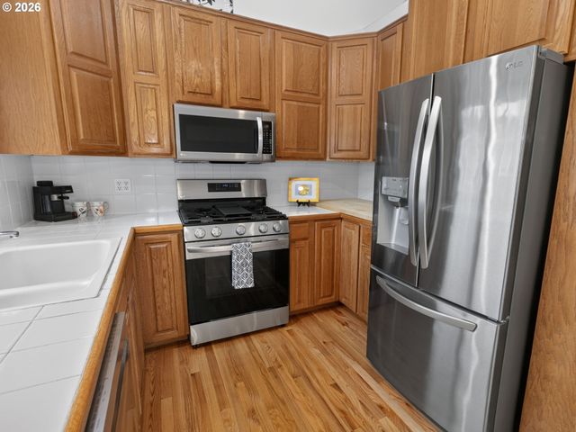 16687 Ne HALSEY St, Portland, OR 97230