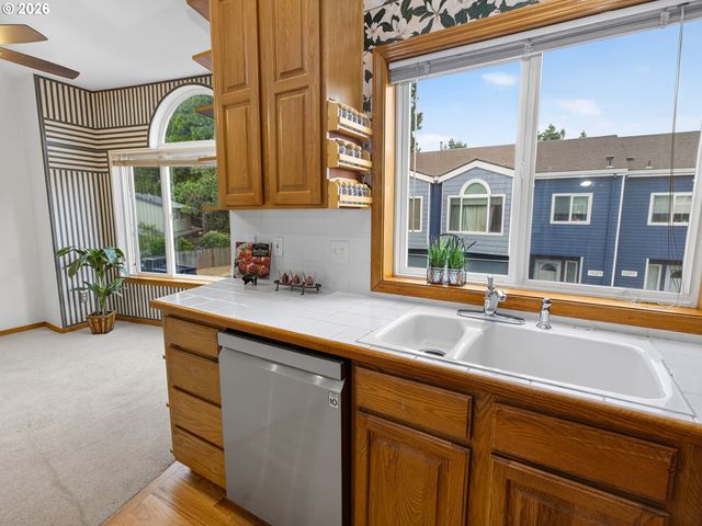 16687 Ne HALSEY St, Portland, OR 97230