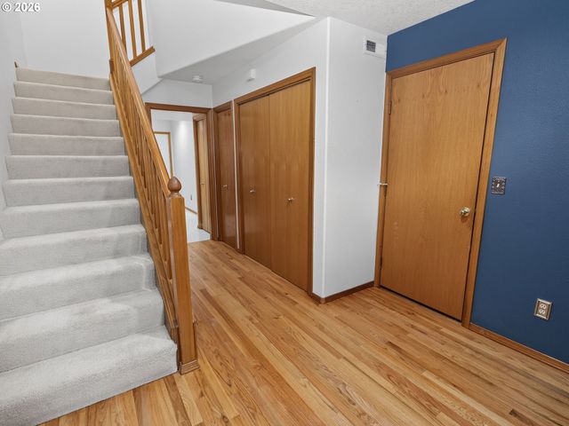 16687 Ne HALSEY St, Portland, OR 97230