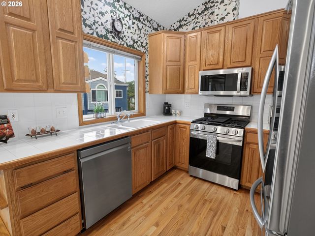 16687 Ne HALSEY St, Portland, OR 97230