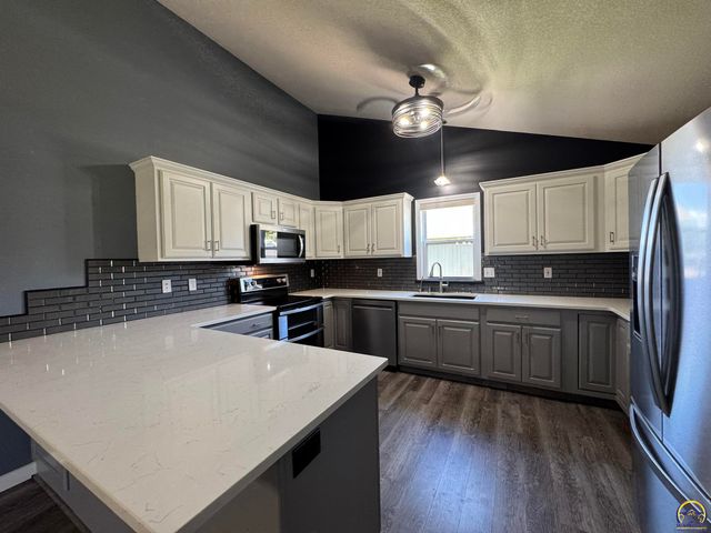 4105 SW Cambridge AVE, Topeka, KS 66610