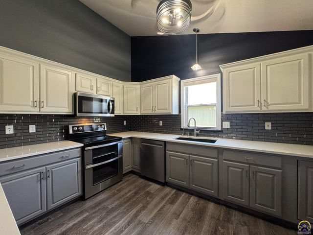 4105 SW Cambridge AVE, Topeka, KS 66610