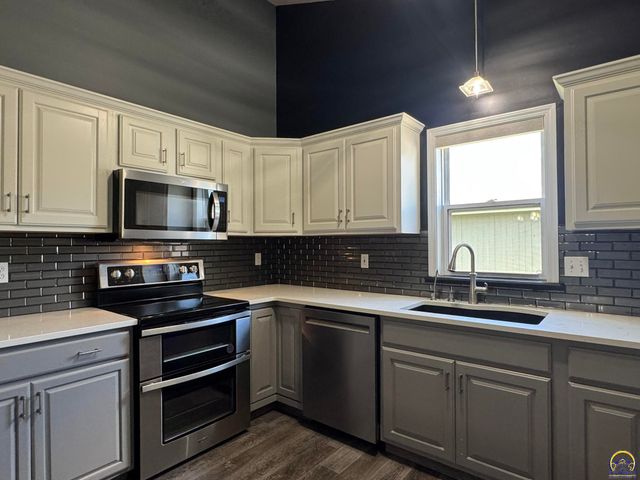 4105 SW Cambridge AVE, Topeka, KS 66610