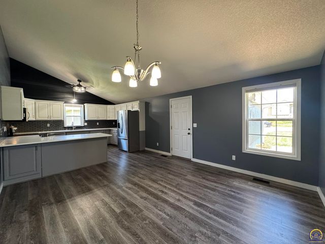 4105 SW Cambridge AVE, Topeka, KS 66610