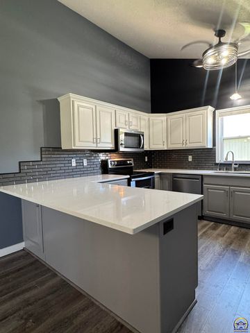 4105 SW Cambridge AVE, Topeka, KS 66610