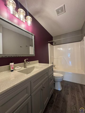 4105 SW Cambridge AVE, Topeka, KS 66610