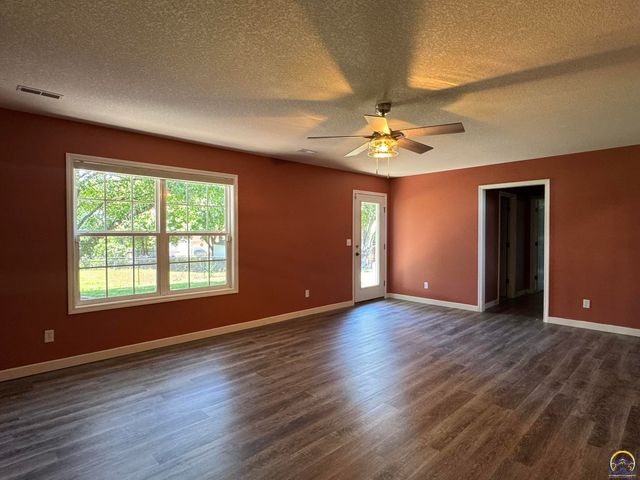 4105 SW Cambridge AVE, Topeka, KS 66610