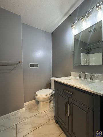 4105 SW Cambridge AVE, Topeka, KS 66610
